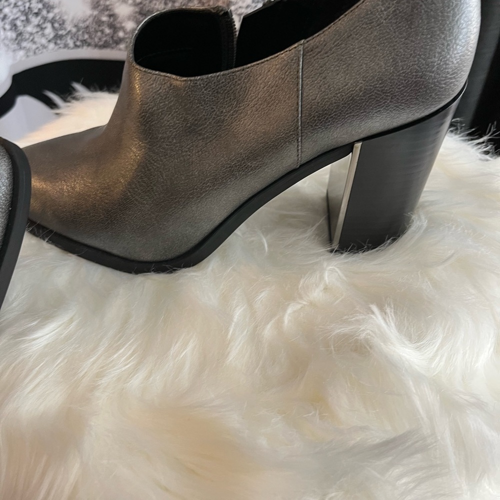 Nine west gun metal silver leather heels